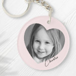 Porte-clefs Photo de famille dans le coeur avec le nom rose<br><div class="desc">Clavier couleur rose ou personnalisé avec votre photo à l'intérieur d'un coeur avec le nom dans une police manuscrite de style script.</div>