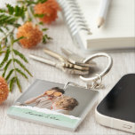 Porte-clefs Photo de famille moderne et nom personnalisé Monna<br><div class="desc">Présentation de la photo familiale moderne et cadeau de nom personnalisé de marque! Ce cadeau unique et réfléchi est conçu pour célébrer et chérir les moments spéciaux de votre famille.Offrez le cadeau de souvenirs chéris et de douceur personnalisée avec la photo de famille moderne et le cadeau de nom personnalisé...</div>
