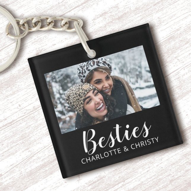 Porte-clefs Photo de script élégant d'amis modernes (A black and white minimalist Best Friend "Besties" Keychain. Personalize it with your photo and name)