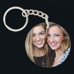 Porte-clefs Photo moderne simple personnalisée du meilleur ami<br><div class="desc">Fait un tel cadeau pour votre BFF. Achetez-en un pour votre ami et un pour vous-même. Sur le côté se trouve la citation,  "Side by Side or Miles Apart,  Best Friends are Always Close at Heart" et vos noms,  et sur l'autre est votre photo.</div>