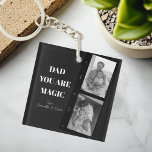 Porte-clefs Photo personnalisée 'Papa, tu es magique' Deux Pèr<br><div class="desc">Célébrez la magie de la paternité avec notre porte - clé personnalisé "Papa, tu es magique" ! Ce design unique présente un arrière - plan noir élégant, une photo chère de deux pères, et le message sincère "Papa, tu es magique". Ajoutez une touche spéciale en la customisant avec le nom...</div>