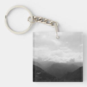 Porte-clefs Photographie en noir et blanc de nuages sur les co