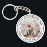 Porte-clefs Première Fête des pères Papa Fils Fille Photo pers<br><div class="desc">Cadeau de Fête des pères personnalisé pour le meilleur papa du monde. Customisez le libellé pour le rendre plus spécial pour votre papa,  le héros de votre vie. Célébrez la Fête des pères avec ce nom et message personnalisés pour votre père.</div>