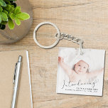 Porte-clefs Présentation du Faire-part de naissance photo<br><div class="desc">Un porte - clé moderne faire-part de naissance avec la photo de votre nouveau-né superposée avec "Introduction" écrit dans un script élégant avec un choc cardiaque. Ajoutez son nom,  sa date de naissance et ses statistiques de naissance.</div>