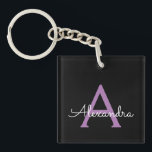 Porte-clefs Purple Black Script Girl Nom du monogramme<br><div class="desc">Noir et violet Simple Script Monogramme Nom Porte - clé. Cela rend le cadeau parfait pour 16 ans,  mariage,  douche nuptiale,  anniversaire,  baby shower ou bachelorette pour quelqu'un qui aime le luxe glam et les styles chic.</div>