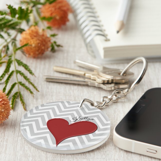 Porte-clefs Red Heart on Grey Chevron Stripe avec nom (Devant droit)
