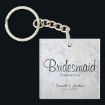 Porte-clefs Réflexions blanches Mariage de demoiselle d'honneu<br><div class="desc">Ce beau porte - clé est parfait pour remercier vos servantes d'honneur. Conçu dans le cadre de notre Suite de Mariage Réflexions Blanches, il présente du texte noir sur un arrière - plan reflétant des fleurs et des coeurs blancs. Le texte est entièrement personnalisable et dit : Bridesmaid, avec un...</div>