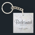 Porte-clefs Réflexions blanches Mariage de demoiselle d'honneu<br><div class="desc">Ce beau porte - clé est parfait pour remercier vos servantes d'honneur. Conçu dans le cadre de notre Suite de Mariage Réflexions Blanches, il présente du texte noir sur un arrière - plan reflétant des fleurs et des coeurs blancs. Le texte est entièrement personnalisable et dit : Bridesmaid, avec un...</div>