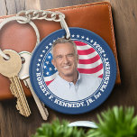 Porte-clefs Robert F Kennedy JR RFK photo et drapeau 2024<br><div class="desc">Une campagne avec le nom de Kennedy et sa photo entourée d'étoiles et d'un arrière - plan du drapeau. Un modèle patriotique pour Kennedy candidat à l'élection présidentielle de 2024.</div>