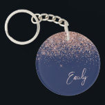 Porte-clefs Rose bleu marine Gold Blush Pink Parties scintilla<br><div class="desc">Marine Bleu et or Rose - Blush Pink Sparkle Parties scintillant Script Monogramme Nom Porte - clé. Cela rend le cadeau parfait pour 16 ans,  mariage,  douche nuptiale,  anniversaire,  baby shower ou bachelorette pour quelqu'un qui aime le luxe glam et les styles chic.</div>