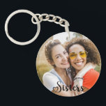 Porte-clefs Simple Soeurs Une Photo Élégant Script Coeur<br><div class="desc">Personnalisable un design photo avec le mot script "soeurs".</div>