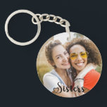 Porte-clefs Simple Soeurs Une Photo Élégant Script Coeur<br><div class="desc">Personnalisable un design photo avec le mot script "soeurs".</div>