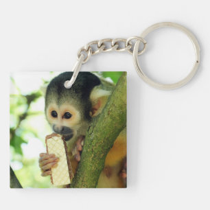 Porte-clefs Singe écureuil mangeant un biscuit wafer