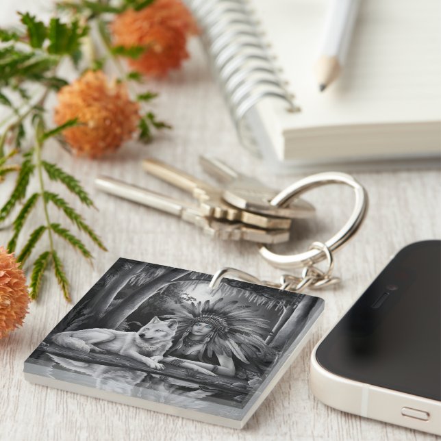 Porte-clefs Spirit of the Wild : Femme indienne et Loup (Devant Droit)