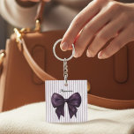 Porte-clefs Stylish Lavender Stripes Purple Bow<br><div class="desc">Embrace chic simplicity with this stylish acrylic keychain, showcasing a stunning deep purple bow centered on a backdrop of delicate lavender and white stripes. The name is elegantly presented in a classic font, adding a personal and refined touch to the design. This accessory is perfect for those who love a...</div>