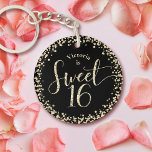 Porte-clefs Sweet 16 Chic Black Gold Parties scintillant Confe<br><div class="desc">"Bonne Douce 16". Voici un ajout amusant à sa fête d’anniversaire! Célébrez en donnant ce porte - clé acrylique personnalisé. La typographie de script de parties scintillant d'or et les confettis superposent un arrière - plan noir. Personnalisez le texte personnalisé avec le nom de votre fille. Choisissez parmi les formes...</div>