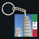 Porte-clefs Tour penchée de la statue de la fontaine de Pise e<br><div class="desc">Ce Porte - clé présente la belle tour penchée de Pise (Toscane,  Italie) sur la Piazza dei Miracoli,  avec la statue de la fontaine de Putti,  et le drapeau italien sur la droite avec les mots "Torre di Pisa" en noir.</div>