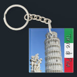 Porte-clefs Tour penchée de la statue de la fontaine de Pise e<br><div class="desc">Ce Porte - clé présente la belle tour penchée de Pise (Toscane, Italie) sur la Piazza dei Miracoli, avec la statue de la fontaine de Putti, et le drapeau italien sur la droite avec les mots "Torre di Pisa" en noir.</div>