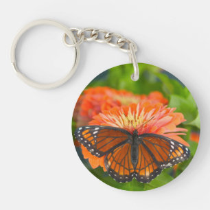Porte-clefs Un papillon Monarque sur des Zinnia orange
