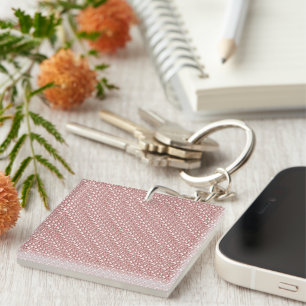 Porte-clefs Un tapis à motifs rouges et bruns repose sur
