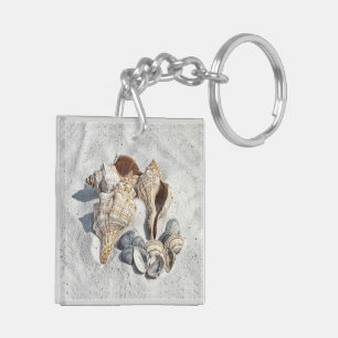 Porte-clefs Une collection de coquillages sur le sable