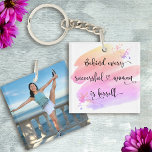 Porte-clefs Une femme réussie Pink Aquarelle Typographie Photo<br><div class="desc">"Derrière chaque femme prospère se trouve elle-même." Alors qui a besoin du Prince Charming ? Faites votre propre "heureux toujours après" et embrassez "girl power" chaque fois que vous utilisez ce porte - clé acrylique féministe inspiré et élégant, coloré avec une typographie manuscrite noire sucrée superposant une aquarelle jaune, pêche,...</div>
