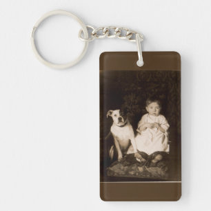 Porte-clefs vers 1910 pitbull et bébé