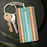 Porte-clefs Vintage Surfboard Stripes - Subtle Wood Arrière -<br><div class="desc">Un motif rayé coloré et rétro en bleu et orange d'aqua sur un arrière - plan imprimé en faux bois. Un design rayé vintage avec un aspect plage et surf. Ajoutez votre nom ou votre monogramme pour en faire un cas de téléphone personnel qui se démarquera parmi vos amis. Le...</div>