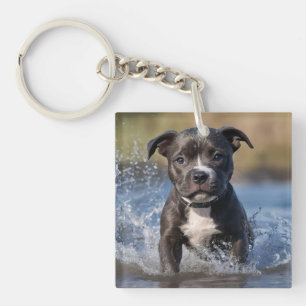 Porte-clefs "Wave Chaser : Un chiot robuste en jeu dans l'océa