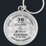 Porte-clés 30e anniversaire Pearl Mariage cadeau personnalisé<br><div class="desc">Typographie texte de script modifiable avec nom personnel mariage date anniversaire,  dans les tons gris argent et blanc ; un cadeau de gardien élégant et élégant pour célébrer un trentième anniversaire mariage.</div>