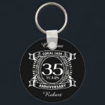 Porte-clés 35e anniversaire du mariage crête de Coral Jade<br><div class="desc">Un design romantique pour célébrer votre 35e année de mariage. Si vous voulez de l'aide pour customiser ce design s'il vous plaît contactez-moi, leur est un demander ce bouton de designer, juste en dessous de ce texte. Cette crête d'anniversaire de trente-cinquième, 35 ans de mariage a le texte coral /...</div>