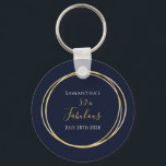 Porte-clés 50e anniversaire Marine Blue Gold fête d'anniversa<br><div class="desc">C'est un élégant 50ème anniversaire de fête de design de faveur. Ce design élégant est en bleu marine et or classique. Il a le texte, "Samantha's 50 and Fabulous" et la date de célébration. Ce motif de typographie simple, moderne et élégant est encadré par un élégant cercle d'effet doré. Ce...</div>