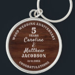 Porte-clés 5e ANNIVERSAIRE MARIAGE Mariage en bois modifiable<br><div class="desc">Typographie texte de script modifiable avec nom personnel mariage date anniversaire,  effet bois arrière - plan. Un cadeau de conservation élégant et élégant pour célébrer un 5e anniversaire de mariage. Ou n'importe quel anniversaire comme le texte est entièrement modifiable.</div>