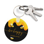 Porte-clés Abeilles noires joyeux bosse abeilles doux miel mo<br><div class="desc">Un arrière - plan noir chic décoré de miel doré dégoulinant. Le texte : Bee Happy avec un script de style en lettres d'or avec des swashes. Personnalisez et ajoutez votre nom,  nom de famille.</div>