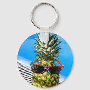 Porte-clés Ananas avec lunettes de soleil à la piscine