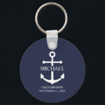 Porte-clés Ancre Bleue marine Nautique Groomsmen personnalisé<br><div class="desc">Ce cadeau personnalisé présente un design d’ancre blanche avec le nom et le titre de votre marionnettiste dans une police serif blanche classique sur arrière - plan bleu marine. Un hôtel bien pensé pour les mariages nautiques, les mariages sur la plage ou les fêtes côtières. Parfait comme un cadeau personnalisé...</div>
