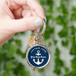 Porte-clés Ancre de capitaine personnalisée de la marine et n<br><div class="desc">Le design rond de porte-clés nautique présente un style côtier simple et élégant avec des accents de bleu marine et de blanc avec un accent d'ancre de bateau. Personnalisez le texte avec le nom du bateau et le nom du propriétaire / capitaine,  l'emplacement ou d'autres formulations préférées.</div>