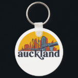 Porte-clés Auckland New Zealand Retro City Skyline Ville<br><div class="desc">Design urbain vintage et rétro avec une belle skyline, attraction touristique et art urbain. gratte-ciel Cool et silhouette de construction merchandises pour touristes et voyageurs. Parfait comme souvenir à rapporter lors d'un voyage dans le monde. Enregistrez la mémoire de votre voyage et de vos vacances en famille et entre amis....</div>