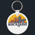 Porte-clés Auckland New Zealand Retro City Skyline Ville<br><div class="desc">Design urbain vintage et rétro avec une belle skyline, attraction touristique et art urbain. gratte-ciel Cool et silhouette de construction merchandises pour touristes et voyageurs. Parfait comme souvenir à rapporter lors d'un voyage dans le monde. Enregistrez la mémoire de votre voyage et de vos vacances en famille et entre amis....</div>