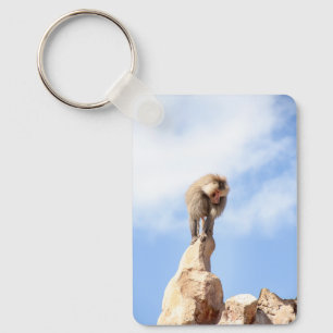Porte-clés Babouin majestueux sur un sommet de montagne