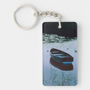 Porte-clés Bateau à rames sur un petit lac entouré d'eau