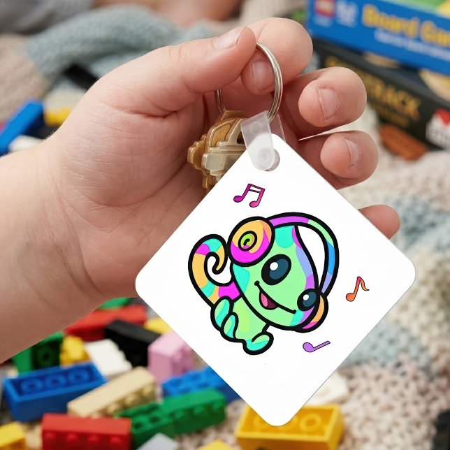 Porte-clés Bébé Caméléon Kawaii Souriant Mignon Avec Casque A (Cute Smiling Kawaii Baby Chameleon With Headphones. Keychain)