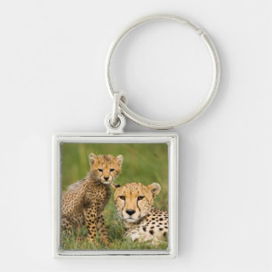 Porte-clés Bébé guépard et parent dans l'herbe