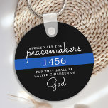 Porte-clés Bénis Sont Les Peacemakers Police Ligne Bleue<br><div class="desc">Bénis soient les conciliateurs, car ils seront appelés enfants de Dieu. Porte - clé personnalisé de la Ligne Bleue Mince pour les policiers et les forces de l'ordre. Personnalisez avec le numéro d'insigne de l'officier de police. Ce porte - clé de prière de police personnalisé est parfait pour les cadeaux...</div>