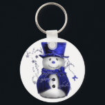 Porte-clés Blue Christmas Snowman<br><div class="desc">Un bonhomme de neige mignon et lunatique,  vêtu d'un chapeau et d'un gilet en velours bleu,  entouré d'étoiles bleues pour Noël.</div>