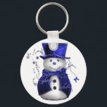 Porte-clés Blue Christmas Snowman<br><div class="desc">Un bonhomme de neige mignon et lunatique,  vêtu d'un chapeau et d'un gilet en velours bleu,  entouré d'étoiles bleues pour Noël.</div>