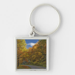 Porte-clés Blue Ridge Parkway sinuant à travers les couleurs