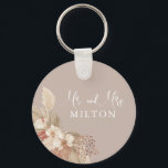 Porte-clés Boho Pampas Mariage Neutralité Grass<br><div class="desc">Le porte - clé Boho garde un saké qui peut être personnalisé avec un nom personnalisé. Les tons neutres et l'herbe de pampas confèrent une élégance sobre. Ce porte - clé ferait un beau cadeau pour les jeunes mariés !</div>