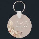 Porte-clés Boho Pampas Mariage Neutralité Grass<br><div class="desc">Le porte - clé Boho garde un saké qui peut être personnalisé avec un nom personnalisé. Les tons neutres et l'herbe de pampas confèrent une élégance sobre. Ce porte - clé ferait un beau cadeau pour les jeunes mariés !</div>