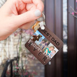 Porte-clés Bonne Fête des pères amour vous papa 3 photos<br><div class="desc">Vintage cuir marron foncé look "BEST DAD EVER" (devant) et "LOVE YOU PAD" (arrière) typographie audacieuse à l'aspect gaufré (IL N'EST PAS VRAIMENT EMBOSSÉ CUIR, L'EFFET EMBOSS EST PAPIER IMPRIMÉ!) Fête des pères créer votre propre porte - clé personnalisé sur les deux faces avec vos 3 photos, votre texte et...</div>